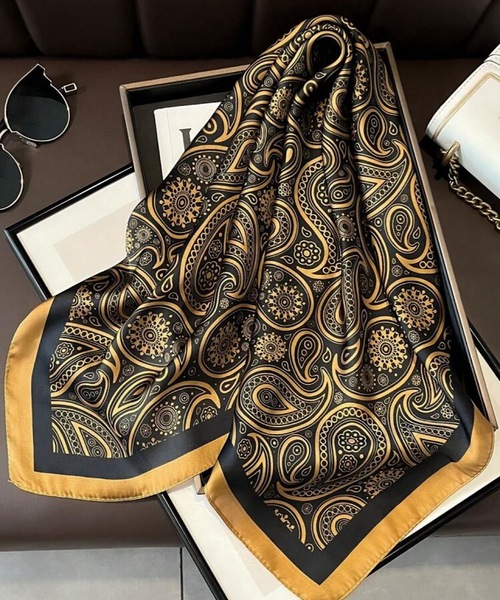 ARTIFICIAL SWEETENER（アーティフィシャル　スウィートナー）の「【 ARTIFICIAL SWEETENER 】シルクタッチレトロ柄スカーフ（バンダナ/スカーフ・レディース・ブラック系1/ライトグリーン/グリーン系1/ブラウン系1/ブラック系4/ブラック系2/ライトブルー/ブラック系3/ブラック系5/ブラウン系2/ターコイズブルー/ブラック×ホワイト/バーガンディー/ネイビー/オレンジ/ホワイト×ブラック/ホワイト×ブルー/ブルー系1/ベージュ/ホワイト系1/キャメル/レッド・FREE）」の11枚目の写真