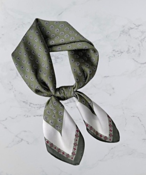 ARTIFICIAL SWEETENER（アーティフィシャル　スウィートナー）の「【 ARTIFICIAL SWEETENER 】シルクタッチレトロ柄スカーフ（バンダナ/スカーフ・レディース・ブラック系1/ライトグリーン/グリーン系1/ブラウン系1/ブラック系4/ブラック系2/ライトブルー/ブラック系3/ブラック系5/ブラウン系2/ターコイズブルー/ブラック×ホワイト/バーガンディー/ネイビー/オレンジ/ホワイト×ブラック/ホワイト×ブルー/ブルー系1/ベージュ/ホワイト系1/キャメル/レッド・FREE）」の14枚目の写真