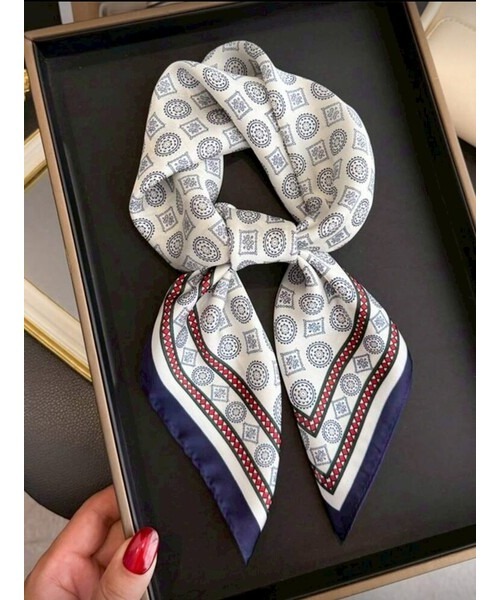 ARTIFICIAL SWEETENER（アーティフィシャル　スウィートナー）の「【 ARTIFICIAL SWEETENER 】シルクタッチレトロ柄スカーフ（バンダナ/スカーフ・レディース・ブラック系1/ライトグリーン/グリーン系1/ブラウン系1/ブラック系4/ブラック系2/ライトブルー/ブラック系3/ブラック系5/ブラウン系2/ターコイズブルー/ブラック×ホワイト/バーガンディー/ネイビー/オレンジ/ホワイト×ブラック/ホワイト×ブルー/ブルー系1/ベージュ/ホワイト系1/キャメル/レッド・FREE）」の2枚目の写真