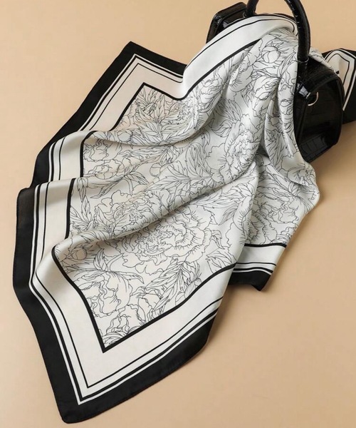 ARTIFICIAL SWEETENER（アーティフィシャル　スウィートナー）の「【 ARTIFICIAL SWEETENER 】シルクタッチレトロ柄スカーフ（バンダナ/スカーフ・レディース・ブラック系1/ライトグリーン/グリーン系1/ブラウン系1/ブラック系4/ブラック系2/ライトブルー/ブラック系3/ブラック系5/ブラウン系2/ターコイズブルー/ブラック×ホワイト/バーガンディー/ネイビー/オレンジ/ホワイト×ブラック/ホワイト×ブルー/ブルー系1/ベージュ/ホワイト系1/キャメル/レッド・FREE）」の5枚目の写真