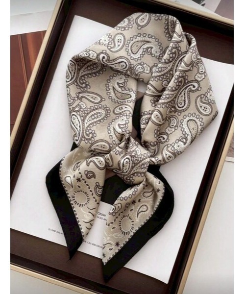 ARTIFICIAL SWEETENER（アーティフィシャル　スウィートナー）の「【 ARTIFICIAL SWEETENER 】シルクタッチレトロ柄スカーフ（バンダナ/スカーフ・レディース・ブラック系1/ライトグリーン/グリーン系1/ブラウン系1/ブラック系4/ブラック系2/ライトブルー/ブラック系3/ブラック系5/ブラウン系2/ターコイズブルー/ブラック×ホワイト/バーガンディー/ネイビー/オレンジ/ホワイト×ブラック/ホワイト×ブルー/ブルー系1/ベージュ/ホワイト系1/キャメル/レッド・FREE）」の12枚目の写真