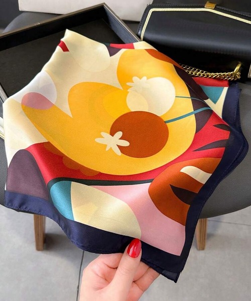 ARTIFICIAL SWEETENER（アーティフィシャル　スウィートナー）の「【 ARTIFICIAL SWEETENER 】シルクタッチレトロ柄スカーフ（バンダナ/スカーフ・レディース・ブラック系1/ライトグリーン/グリーン系1/ブラウン系1/ブラック系4/ブラック系2/ライトブルー/ブラック系3/ブラック系5/ブラウン系2/ターコイズブルー/ブラック×ホワイト/バーガンディー/ネイビー/オレンジ/ホワイト×ブラック/ホワイト×ブルー/ブルー系1/ベージュ/ホワイト系1/キャメル/レッド・FREE）」の16枚目の写真