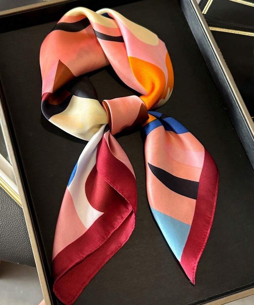 ARTIFICIAL SWEETENER（アーティフィシャル　スウィートナー）の「【 ARTIFICIAL SWEETENER 】シルクタッチレトロ柄スカーフ（バンダナ/スカーフ・レディース・ブラック系1/ライトグリーン/グリーン系1/ブラウン系1/ブラック系4/ブラック系2/ライトブルー/ブラック系3/ブラック系5/ブラウン系2/ターコイズブルー/ブラック×ホワイト/バーガンディー/ネイビー/オレンジ/ホワイト×ブラック/ホワイト×ブルー/ブルー系1/ベージュ/ホワイト系1/キャメル/レッド・FREE）」の21枚目の写真