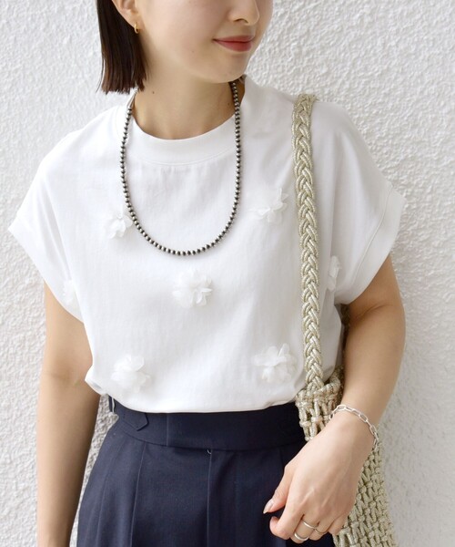 SHIPS(シップス)の「【WEB限定】フラワー モチーフ クルーネック TEE(Tシャツ/カットソー・レディース・ベージュ/オフホワイト/チャコールグレー・ONE SIZE)」の1枚目の写真