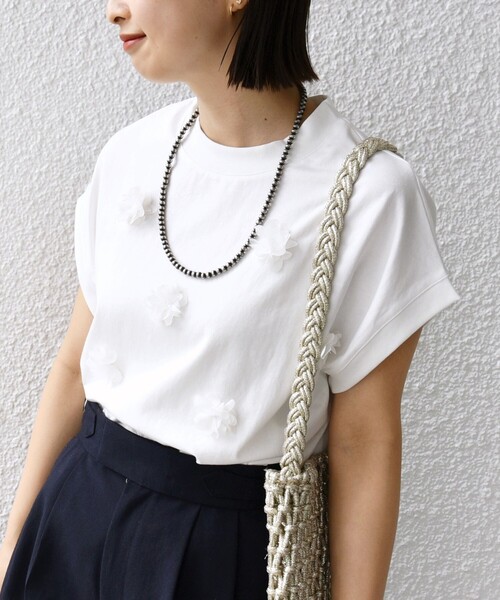 SHIPS(シップス)の「【WEB限定】フラワー モチーフ クルーネック TEE(Tシャツ/カットソー・レディース・ベージュ/オフホワイト/チャコールグレー・ONE SIZE)」の5枚目の写真