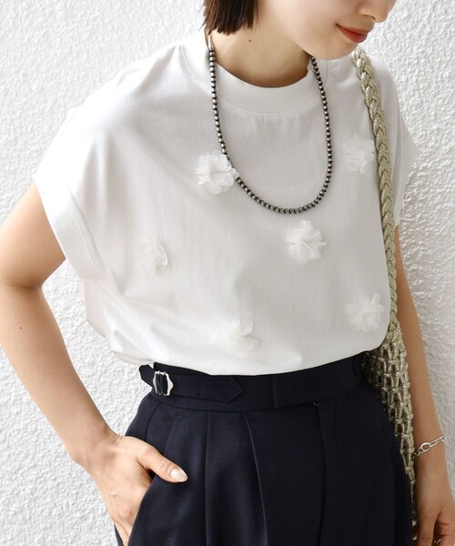 SHIPS(シップス)の「【WEB限定】フラワー モチーフ クルーネック TEE(Tシャツ/カットソー・レディース・ベージュ/オフホワイト/チャコールグレー・ONE SIZE)」の7枚目の写真