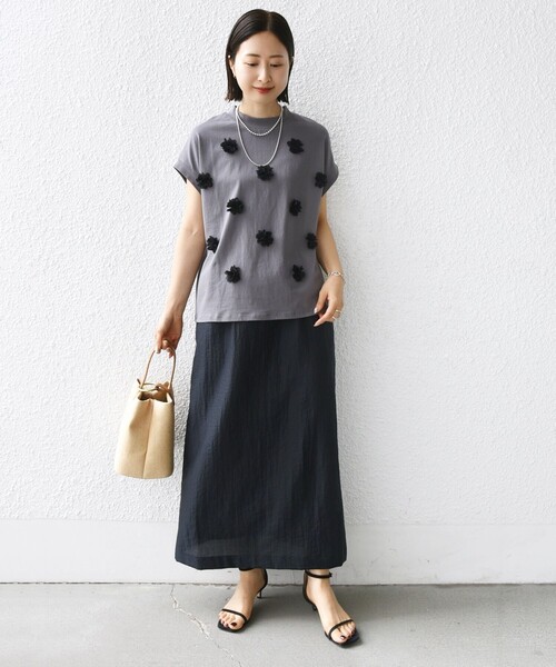 SHIPS(シップス)の「【WEB限定】フラワー モチーフ クルーネック TEE(Tシャツ/カットソー・レディース・ベージュ/オフホワイト/チャコールグレー・ONE SIZE)」の12枚目の写真