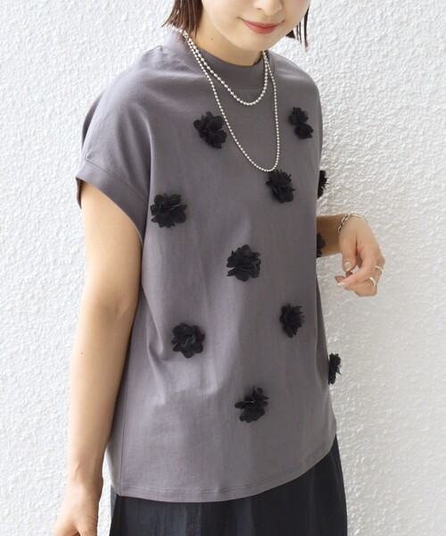 SHIPS(シップス)の「【WEB限定】フラワー モチーフ クルーネック TEE(Tシャツ/カットソー・レディース・ベージュ/オフホワイト/チャコールグレー・ONE SIZE)」の17枚目の写真