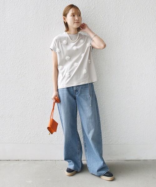 SHIPS(シップス)の「【WEB限定】フラワー モチーフ クルーネック TEE(Tシャツ/カットソー・レディース・ベージュ/オフホワイト/チャコールグレー・ONE SIZE)」の20枚目の写真