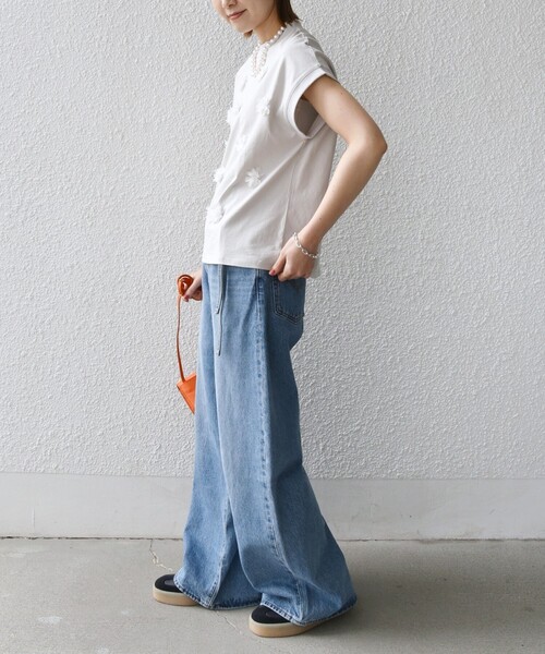 SHIPS(シップス)の「【WEB限定】フラワー モチーフ クルーネック TEE(Tシャツ/カットソー・レディース・ベージュ/オフホワイト/チャコールグレー・ONE SIZE)」の21枚目の写真