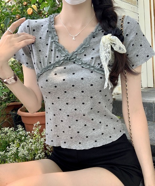 gossip！ロサンゼルス（ゴシップロサンゼルス）の「Y2K ドットレース VネックTシャツ（Tシャツ/カットソー・レディース・ブラック・FREE）」の13枚目の写真