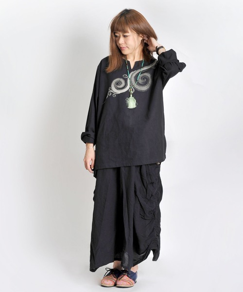 MARAI(マーライ)の「ぐるりん柄 キーネック 長袖プルオーバー(Tシャツ/カットソー・レディース・ブラウン/ブラック/レンガ・FREE)」の4枚目の写真