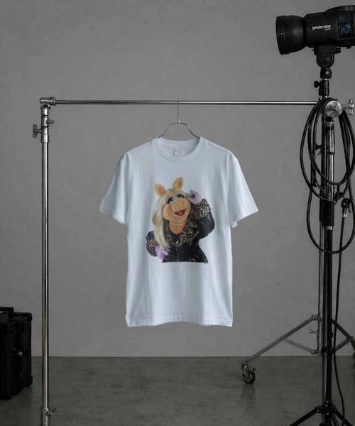 Disney（ディズニー）の「The Muppet / Tee / Miss Piggy（Tシャツ/カットソー・メンズ・ブラック/ホワイト・SHORT/X-LARGE/LARGE/MEDIUM）」の2枚目の写真