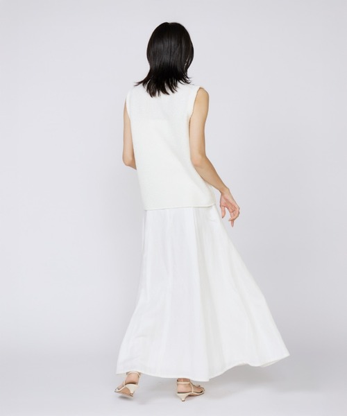 INED（イネド）の「Vネックニットジレ（カーディガン/ボレロ・レディース・ベージュ/オフホワイト・9号）」の6枚目の写真