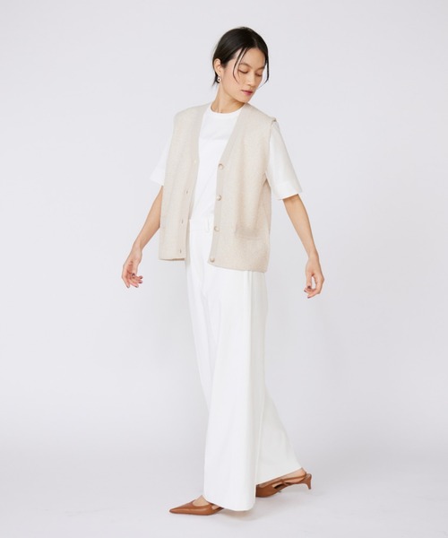 INED（イネド）の「Vネックニットジレ（カーディガン/ボレロ・レディース・ベージュ/オフホワイト・9号）」の4枚目の写真