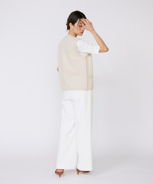 INED（イネド）の「Vネックニットジレ（カーディガン/ボレロ・レディース・ベージュ/オフホワイト・9号）」の3枚目の写真