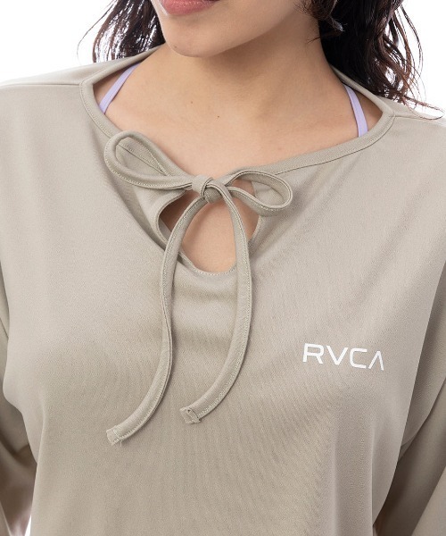 RVCA（ルーカ）の「【RVCA/ルーカ】25SS MINI RVCA UTILITY LS/水陸両用ショート丈(短丈)吸水速乾UVケア長袖ラッシュガード・サーフT(水着)（ラッシュガード・レディース・ベージュ・MEDIUM）」の3枚目の写真