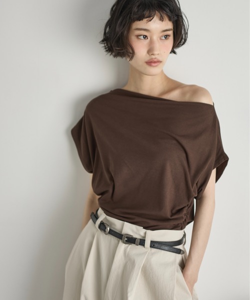 THE YOn（ザヨン）の「ギャザードレープオフショルTシャツ（Tシャツ/カットソー・レディース・アイボリー/ブラック/ブラウン・FREE）」の3枚目の写真