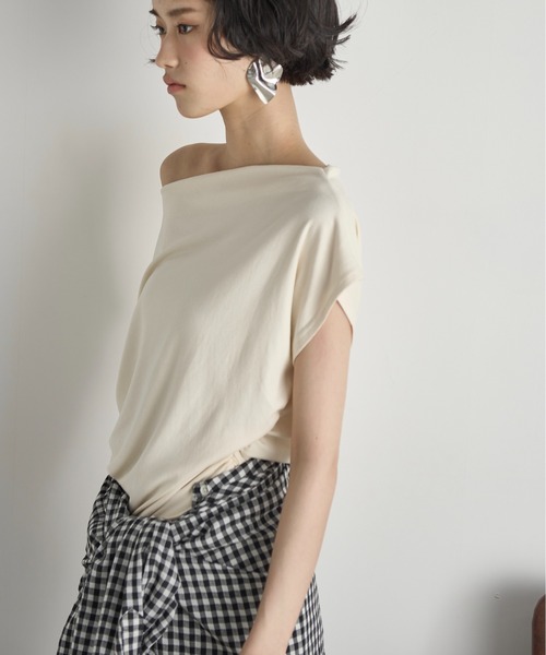 THE YOn（ザヨン）の「ギャザードレープオフショルTシャツ（Tシャツ/カットソー・レディース・アイボリー/ブラック/ブラウン・FREE）」の22枚目の写真