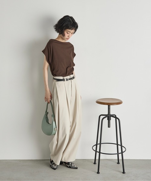 THE YOn（ザヨン）の「ギャザードレープオフショルTシャツ（Tシャツ/カットソー・レディース・アイボリー/ブラック/ブラウン・FREE）」の13枚目の写真