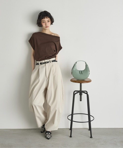 THE YOn（ザヨン）の「ギャザードレープオフショルTシャツ（Tシャツ/カットソー・レディース・アイボリー/ブラック/ブラウン・FREE）」の15枚目の写真