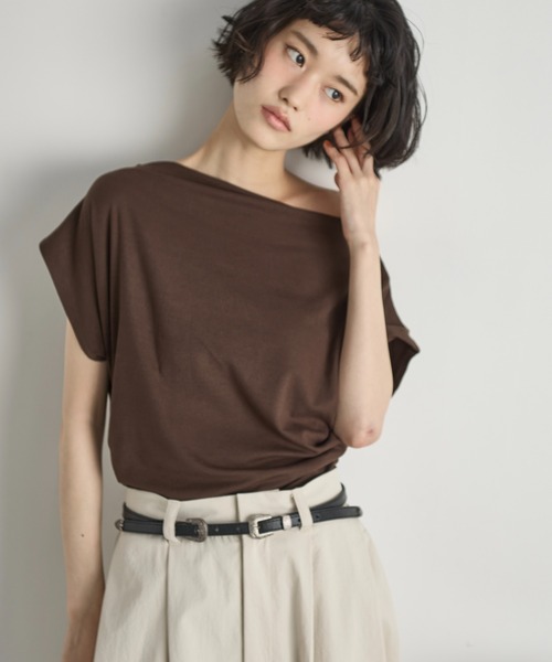 THE YOn（ザヨン）の「ギャザードレープオフショルTシャツ（Tシャツ/カットソー・レディース・アイボリー/ブラック/ブラウン・FREE）」の5枚目の写真