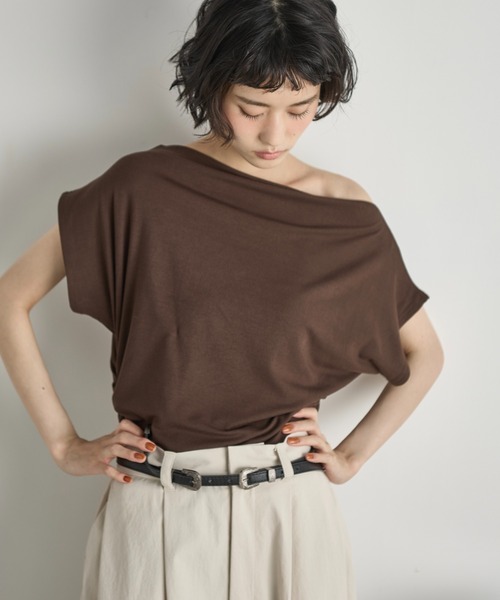THE YOn（ザヨン）の「ギャザードレープオフショルTシャツ（Tシャツ/カットソー・レディース・アイボリー/ブラック/ブラウン・FREE）」の6枚目の写真