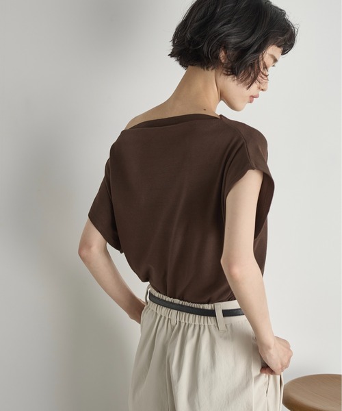 THE YOn（ザヨン）の「ギャザードレープオフショルTシャツ（Tシャツ/カットソー・レディース・アイボリー/ブラック/ブラウン・FREE）」の8枚目の写真