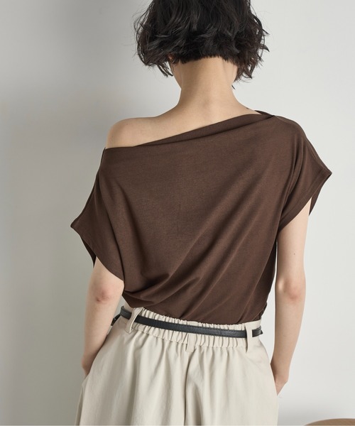 THE YOn（ザヨン）の「ギャザードレープオフショルTシャツ（Tシャツ/カットソー・レディース・アイボリー/ブラック/ブラウン・FREE）」の9枚目の写真