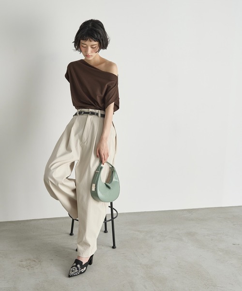 THE YOn（ザヨン）の「ギャザードレープオフショルTシャツ（Tシャツ/カットソー・レディース・アイボリー/ブラック/ブラウン・FREE）」の17枚目の写真