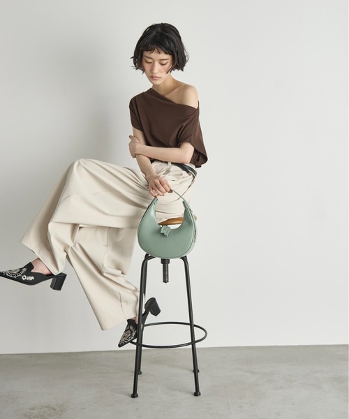 THE YOn（ザヨン）の「ギャザードレープオフショルTシャツ（Tシャツ/カットソー・レディース・アイボリー/ブラック/ブラウン・FREE）」の18枚目の写真