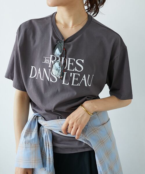 le.coeur blanc（ルクールブラン）の「《手洗い可能》RIDES DANS L'EAUロゴTシャツ（Tシャツ/カットソー・レディース・オフホワイト/ブラウン/ライトグリーン/ダークグレー・38）」の3枚目の写真