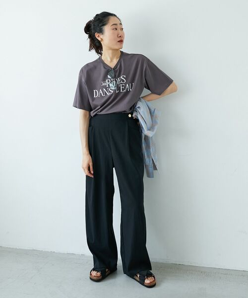 le.coeur blanc（ルクールブラン）の「《手洗い可能》RIDES DANS L'EAUロゴTシャツ（Tシャツ/カットソー・レディース・オフホワイト/ブラウン/ライトグリーン/ダークグレー・38）」の5枚目の写真