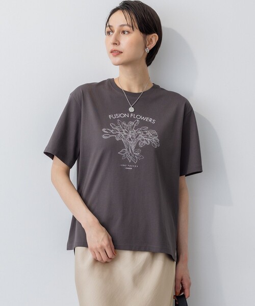 23区 L(ニジュウサンクオオキイサイズ)の「【洗える】JANE PACKERコラボ フラワー刺繍 Tシャツ(Tシャツ/カットソー・レディース・ホワイト系/グレー系/黄土色系/モスグリーン系・44/46)」の2枚目の写真