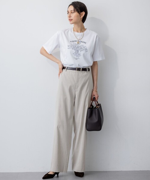23区 L(ニジュウサンクオオキイサイズ)の「【洗える】JANE PACKERコラボ フラワー刺繍 Tシャツ(Tシャツ/カットソー・レディース・ホワイト系/グレー系/黄土色系/モスグリーン系・44/46)」の9枚目の写真