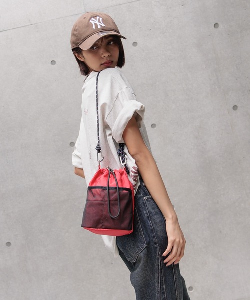 PAGEBOY（ページボーイ）の「カラビナナイロンキンチャク（ショルダーバッグ・レディース・ネイビー/レッド系その他/ブラック・FREE）」の3枚目の写真