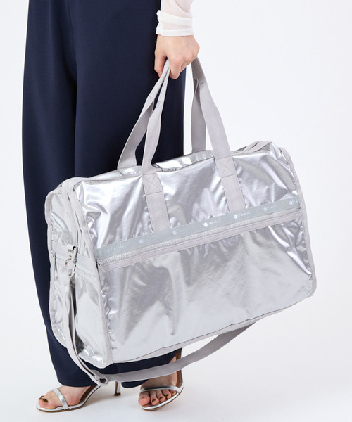LeSportsac（レスポートサック）の「DELUXE LG WEEKENDER フロストシルバーシャイン（ボストンバッグ・レディース・シルバー・FREE）」の2枚目の写真