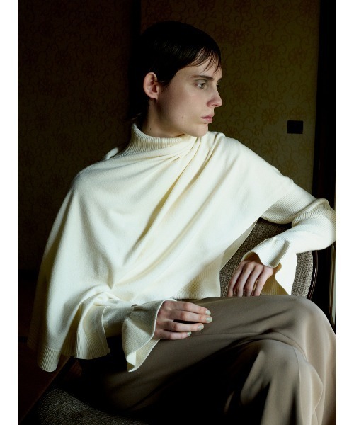 CIS.（シス）の「CIS． フリルカフタートルニット＆ケープ ウォッシャブル 無地（ニット/セーター・レディース・ホワイト/グリーン/ブラック/グレー・36(7号)/38(9号)）」の2枚目の写真