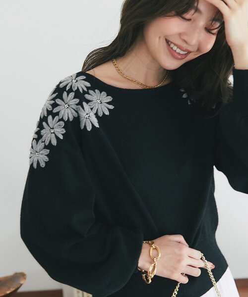 La boutique BonBon（ラブティックボンボン）の「【今すぐお届け！最強愛されニット】お花刺繍クロップドニット（ニット/セーター・レディース・グレー/オフホワイト/サックスブルー/ブラック・FREE）」の2枚目の写真