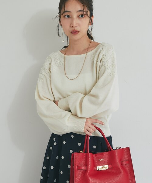 La boutique BonBon（ラブティックボンボン）の「【今すぐお届け！最強愛されニット】お花刺繍クロップドニット（ニット/セーター・レディース・グレー/オフホワイト/サックスブルー/ブラック・FREE）」の5枚目の写真