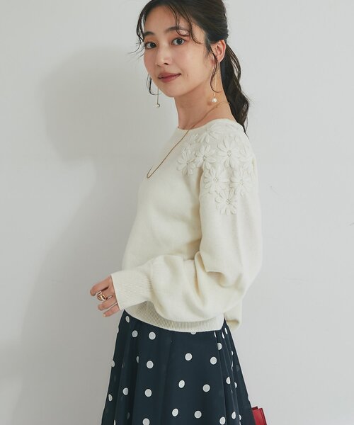 La boutique BonBon（ラブティックボンボン）の「【今すぐお届け！最強愛されニット】お花刺繍クロップドニット（ニット/セーター・レディース・グレー/オフホワイト/サックスブルー/ブラック・FREE）」の6枚目の写真