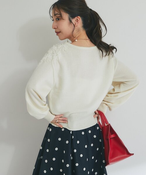 La boutique BonBon（ラブティックボンボン）の「【今すぐお届け！最強愛されニット】お花刺繍クロップドニット（ニット/セーター・レディース・グレー/オフホワイト/サックスブルー/ブラック・FREE）」の7枚目の写真