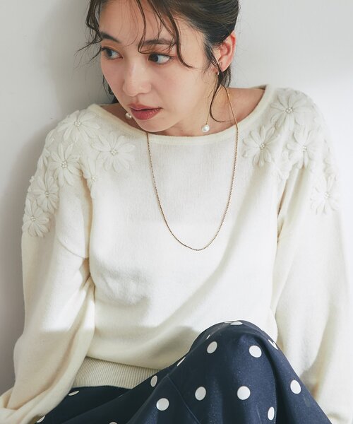 La boutique BonBon（ラブティックボンボン）の「【今すぐお届け！最強愛されニット】お花刺繍クロップドニット（ニット/セーター・レディース・グレー/オフホワイト/サックスブルー/ブラック・FREE）」の8枚目の写真