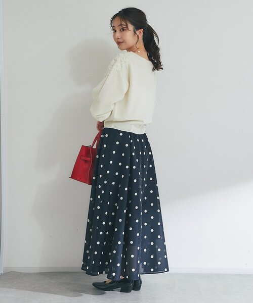 La boutique BonBon（ラブティックボンボン）の「【今すぐお届け！最強愛されニット】お花刺繍クロップドニット（ニット/セーター・レディース・グレー/オフホワイト/サックスブルー/ブラック・FREE）」の11枚目の写真