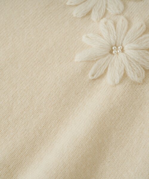 La boutique BonBon（ラブティックボンボン）の「【今すぐお届け！最強愛されニット】お花刺繍クロップドニット（ニット/セーター・レディース・グレー/オフホワイト/サックスブルー/ブラック・FREE）」の13枚目の写真