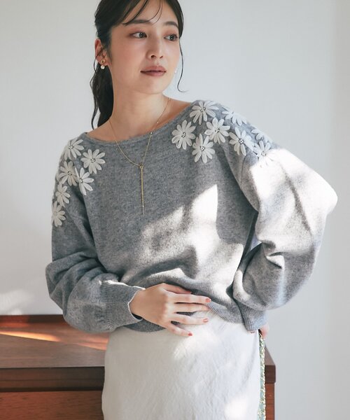 La boutique BonBon（ラブティックボンボン）の「【今すぐお届け！最強愛されニット】お花刺繍クロップドニット（ニット/セーター・レディース・グレー/オフホワイト/サックスブルー/ブラック・FREE）」の14枚目の写真