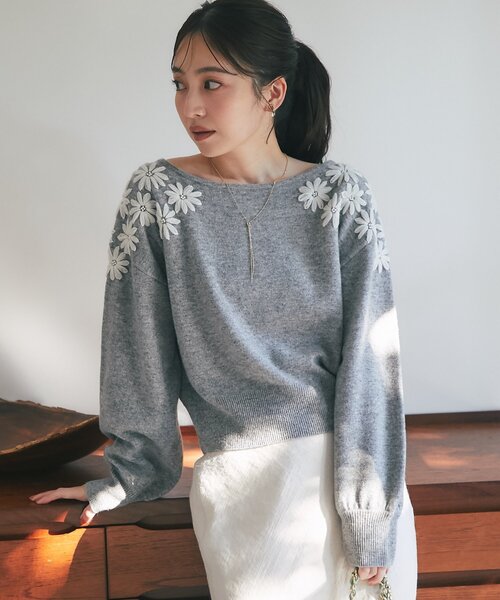 La boutique BonBon（ラブティックボンボン）の「【今すぐお届け！最強愛されニット】お花刺繍クロップドニット（ニット/セーター・レディース・グレー/オフホワイト/サックスブルー/ブラック・FREE）」の15枚目の写真