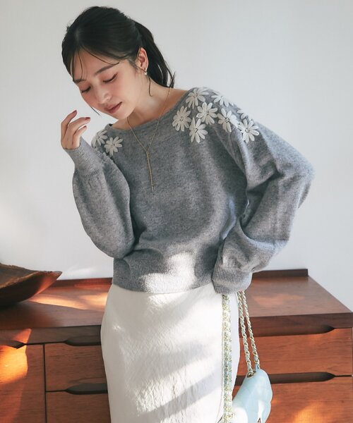 La boutique BonBon（ラブティックボンボン）の「【今すぐお届け！最強愛されニット】お花刺繍クロップドニット（ニット/セーター・レディース・グレー/オフホワイト/サックスブルー/ブラック・FREE）」の16枚目の写真
