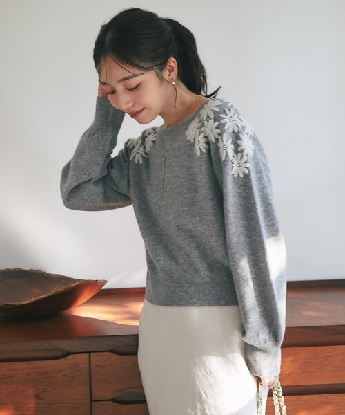 La boutique BonBon（ラブティックボンボン）の「【今すぐお届け！最強愛されニット】お花刺繍クロップドニット（ニット/セーター・レディース・グレー/オフホワイト/サックスブルー/ブラック・FREE）」の17枚目の写真