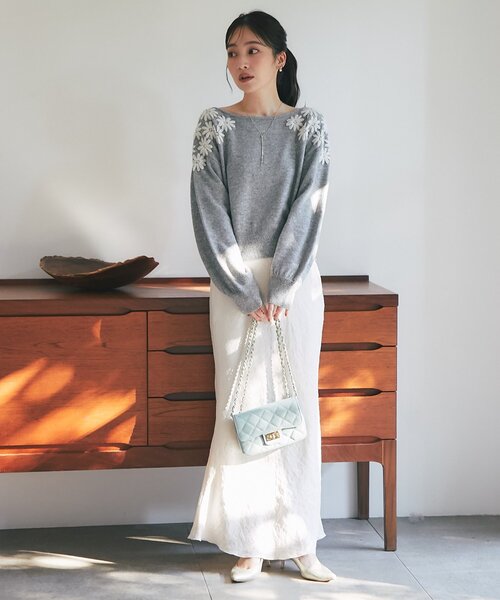 La boutique BonBon（ラブティックボンボン）の「【今すぐお届け！最強愛されニット】お花刺繍クロップドニット（ニット/セーター・レディース・グレー/オフホワイト/サックスブルー/ブラック・FREE）」の19枚目の写真